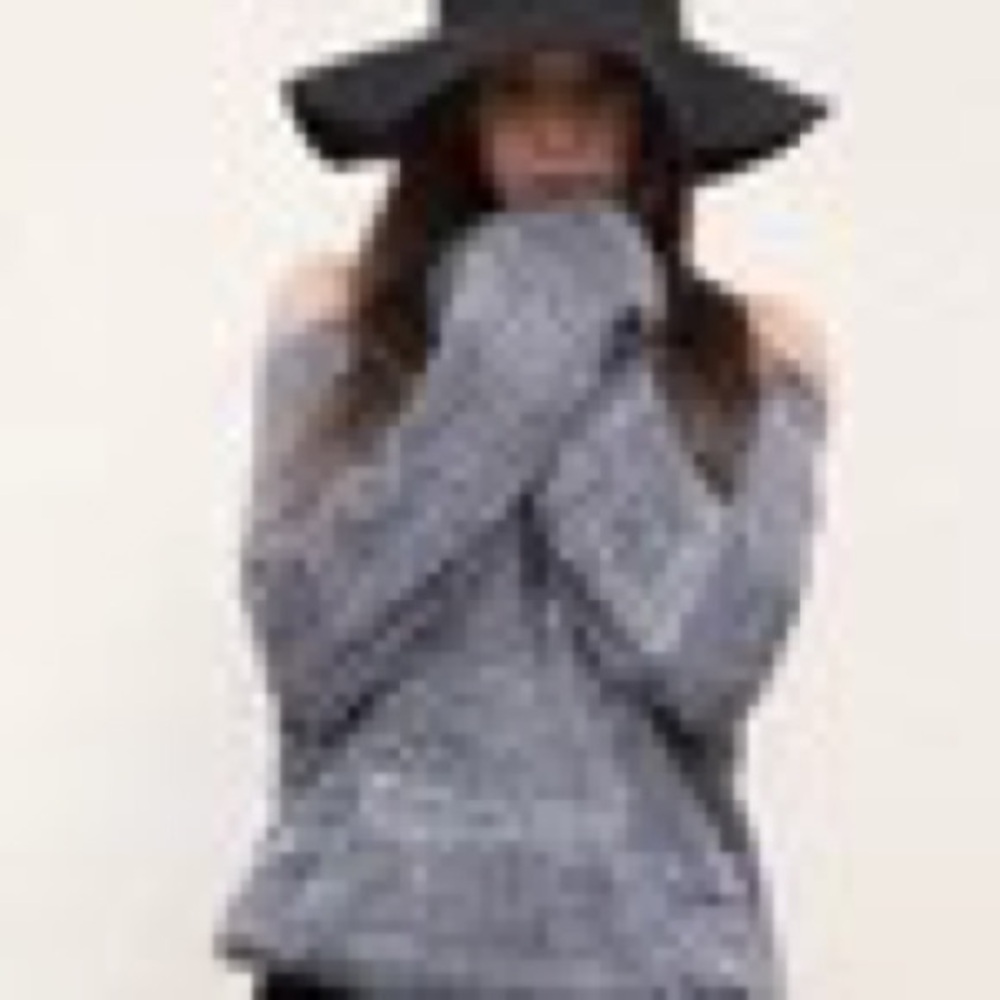 Cozy Gray Off-the-Shoulder Sweater with Ribbed Knit - Picture 3 of 3